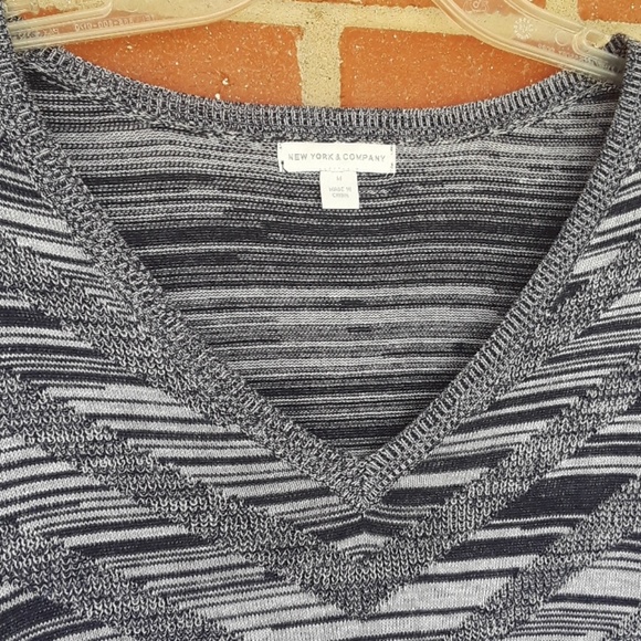New York & Company v-neck sweater top, sz M - Picture 2 of 8